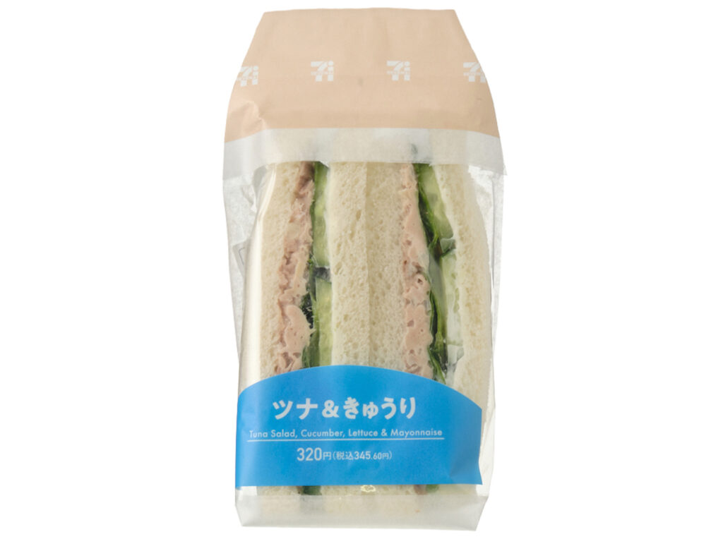 セブンイレブンのツナ＆きゅうりサンドを比較する。税込価格：346円、カロリー：328kcal、1円あたりカロリー：0.95kcal/円、たんぱく質：12.4g、1円あたりたんぱく質：0.04g/円、脂質：19.9g、炭水化物：25.8g、糖質：23.8g、食物繊維：2g、食塩相当量：1.4g。人気具材のツナと相性の良いきゅうりを組み合わせたサンドイッチです。アレルギー：卵、乳、小麦。