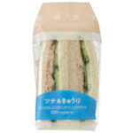セブンイレブンのツナ＆きゅうりサンドを比較する。税込価格：346円、カロリー：328kcal、1円あたりカロリー：0.95kcal/円、たんぱく質：12.4g、1円あたりたんぱく質：0.04g/円、脂質：19.9g、炭水化物：25.8g、糖質：23.8g、食物繊維：2g、食塩相当量：1.4g。人気具材のツナと相性の良いきゅうりを組み合わせたサンドイッチです。アレルギー：卵、乳、小麦。