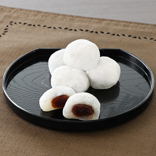 ファミリーマートのひとくちこしあん大福。税込価格：178円。北海道産小豆のあんと北海道産てん菜の砂糖を使用した、ひとくちサイズのこしあん大福です。