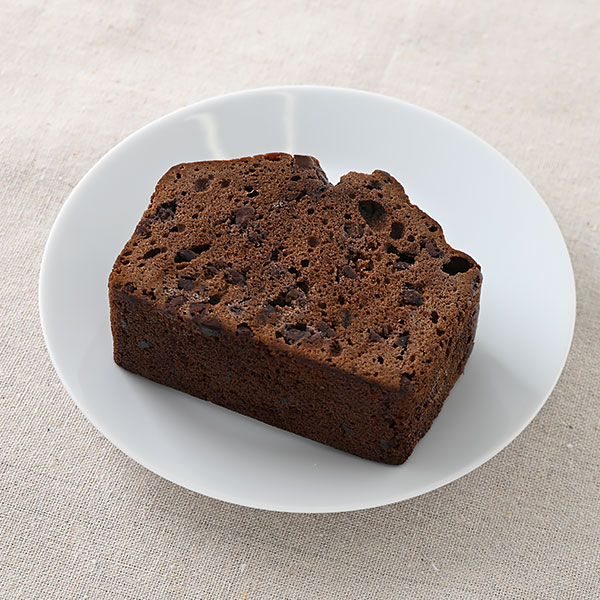 ファミリーマートの厚切りチョコパウンド。税込価格：230円。チョコチップをチョコ生地に練り込んだ、チョコの甘さが楽しめる厚切りのチョコパウンドです。