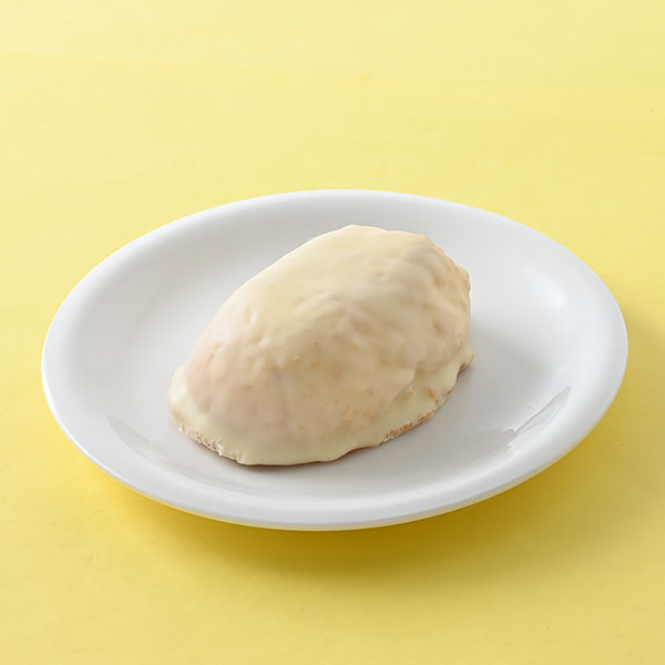 ファミリーマートのレモンケーキ。税込価格：160円。レモンの砂糖漬けを練り込んだ生地をレモン型で焼き上げ、ホワイトチョコをコーティングした、チョコの甘さとさわやかなレモンの風味が楽しめるケーキです。