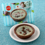 ファミリーマートのチョコミントタルト。税込価格：190円。タルト生地にミントパウダー入りのチョコミント生地とチョコチップを加え、キューブチョコをトッピングして焼き上げた、チョコの甘さとさわやかなミントの味わいが楽しめるタルトです。 ［数量限定］。