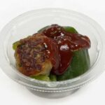 セブンイレブンの冷たいまま食べる 茨城県産ピーマンの肉詰めを比較する。税込価格：300円、カロリー：148kcal、1円あたりカロリー：0.49kcal/円、たんぱく質：9.6g、1円あたりたんぱく質：0.03g/円、脂質：7.3g、炭水化物：11.8g、糖質：10.2g、食物繊維：1.6g、食塩相当量：1.7g。冷たいまま食べてもおいしいピーマンの肉詰めです。トマトペーストを使ったケチャップソースと絡めて食べていただく仕立てです。アレルギー：卵、乳、小麦。