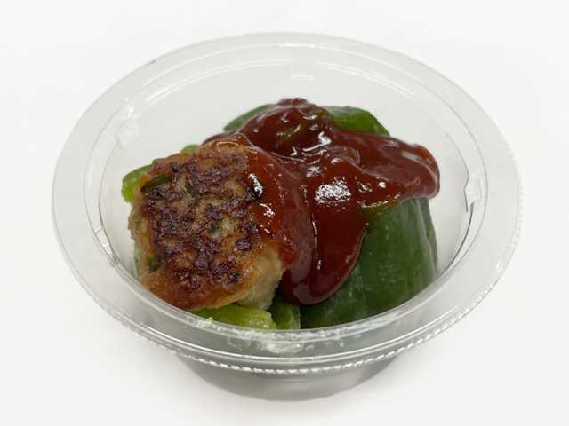 セブンイレブンの冷たいまま食べる 茨城県産ピーマンの肉詰めを比較する。税込価格：300円、カロリー：148kcal、1円あたりカロリー：0.49kcal/円、たんぱく質：9.6g、1円あたりたんぱく質：0.03g/円、脂質：7.3g、炭水化物：11.8g、糖質：10.2g、食物繊維：1.6g、食塩相当量：1.7g。冷たいまま食べてもおいしいピーマンの肉詰めです。トマトペーストを使ったケチャップソースと絡めて食べていただく仕立てです。アレルギー：卵、乳、小麦。