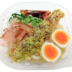 セブンイレブンのちくわ磯辺天半熟玉子天の冷しぶっかけうどんを比較する。税込価格：594円、カロリー：657kcal、1円あたりカロリー：1.11kcal/円、たんぱく質：19.6g、1円あたりたんぱく質：0.03g/円、脂質：19.4g、炭水化物：102.9g、糖質：98.9g、食物繊維：4g、食塩相当量：4g。ちくわ磯辺天と半熟玉子天を盛り付けた、冷たいぶっかけうどんです。アレルギー：卵、小麦。