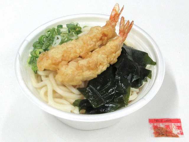 セブンイレブンの海老天わかめうどんを比較する。税込価格：518円、カロリー：421kcal、1円あたりカロリー：0.81kcal/円、たんぱく質：11.9g、1円あたりたんぱく質：0.02g/円、脂質：9g、炭水化物：74.7g、糖質：71.6g、食物繊維：3.1g、食塩相当量：5.2g。定番具材の海老天を盛り付けた温かいうどんです。アレルギー：卵、乳、小麦、えび。