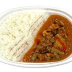 セブンイレブンの赤辛もつ煮弁当を比較する。税込価格：754円、カロリー：781kcal、1円あたりカロリー：1.04kcal/円、たんぱく質：24.1g、1円あたりたんぱく質：0.03g/円、脂質：19.6g、炭水化物：128.8g、糖質：125.4g、食物繊維：3.4g、食塩相当量：4.6g。豚ホルモンを、ニンニク、唐辛子、豆板醤を加えたタレでじっくり煮込み、柔らかく仕上げた辛口のもつ煮弁当です。アレルギー：乳、小麦。