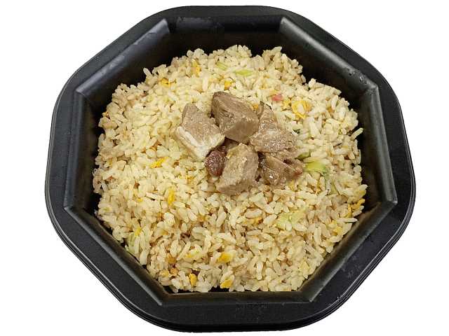 炙りチャーシューのせ 鉄鍋炒めチャーハン セブンイレブン 鉄鍋を使用し高温短時間で香ばしく炒めたチャーハンに炙り焼きのチャーシューをのせた商品。