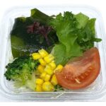 セブンイレブンの１／３日分の野菜が摂れるサラダを比較する。税込価格：214円、カロリー：30kcal、1円あたりカロリー：0.14kcal/円、たんぱく質：1.6g、1円あたりたんぱく質：0.01g/円、脂質：0.5g、炭水化物：5.7g、糖質：3.6g、食物繊維：2.1g、食塩相当量：0.2g。彩りの良い緑黄色野菜や海藻等の具材が入った、１食あたり１／３日分の野菜を使用した手軽に生野菜を食べられるサラダです。ドレッシングは別売りです。アレルギー：なし。
