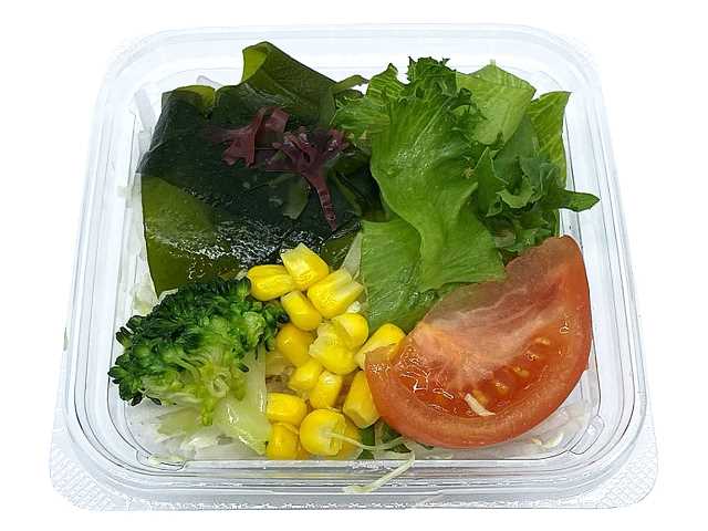 セブンイレブンの１／３日分の野菜が摂れるサラダを比較する。税込価格：214円、カロリー：30kcal、1円あたりカロリー：0.14kcal/円、たんぱく質：1.6g、1円あたりたんぱく質：0.01g/円、脂質：0.5g、炭水化物：5.7g、糖質：3.6g、食物繊維：2.1g、食塩相当量：0.2g。彩りの良い緑黄色野菜や海藻等の具材が入った、１食あたり１／３日分の野菜を使用した手軽に生野菜を食べられるサラダです。ドレッシングは別売りです。アレルギー：なし。
