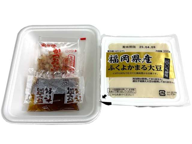 セブンイレブンの福岡県産ふくよかまる使用冷やっこセットを比較する。税込価格：181円、カロリー：131kcal、1円あたりカロリー：0.72kcal/円、たんぱく質：11.4g、1円あたりたんぱく質：0.06g/円、脂質：5.8g、炭水化物：8.8g、糖質：7.7g、食物繊維：1.1g、食塩相当量：1.8g。福岡県産ふくよかまる大豆使用のコクと香り豊かな豆腐を「冷やっこ」として手軽に食べていただける商品です。アレルギー：小麦。