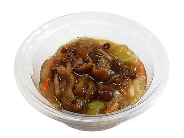 かつお節の効いた なめこおろし セブンイレブン 醤油で漬けたなめことかつおだしの効いた大根おろしを組み合わせ、お酒のおつまみやご飯のお供にも合う味わいに仕立てました。