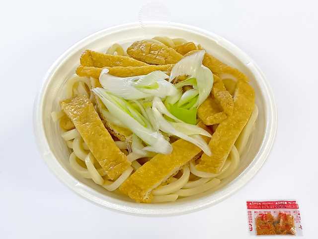 セブンイレブンのいなりうどん 金澤大野醤油使用を比較する。税込価格：486円、カロリー：440kcal、1円あたりカロリー：0.91kcal/円、たんぱく質：18g、1円あたりたんぱく質：0.04g/円、脂質：7.6g、炭水化物：76.9g、糖質：73.1g、食物繊維：3.8g、食塩相当量：5.7g。ジューシーな味付油揚げを盛付けた温かいうどんです。麺はよりもっちり食感になりました。原材料の高騰により税抜価格４４０円から４５０円に変更させていただきます。アレルギー：小麦。