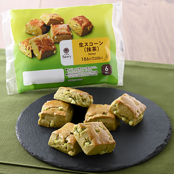 ファミリーマートの生スコーン6個入（抹茶）を比較する。税込価格：200円。抹茶と生クリーム入りの生地に、抹茶チョコチップを練りこみ、しっとりと焼き上げたスコーンの６個入りです。