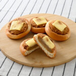 チーズメンチカツパン4個入 ファミリーマート メンチカツにチーズフィリングをトッピングして焼き上げた、惣菜パン4個入りです。