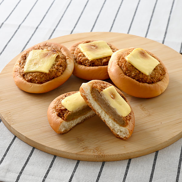 チーズメンチカツパン4個入 ファミリーマート メンチカツにチーズフィリングをトッピングして焼き上げた、惣菜パン4個入りです。