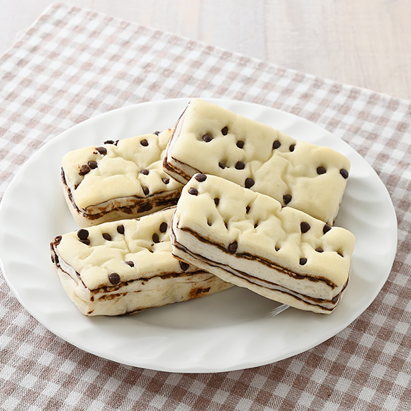 ファミリーマートのもっち歩き（チョコ）4個入を比較する。税込価格：185円。ふわふわもちっとした食感の生地に、チョコクリームとチョコチップを折り込んで焼き上げた、持ち歩きにぴったりの菓子パン4個入です。