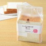 ファミリーマートのしっとりやわらか食パン3枚。税込価格：120円。ほんのり甘くてしっとりやわらかな、口当たりのよい食パン3枚入りです。