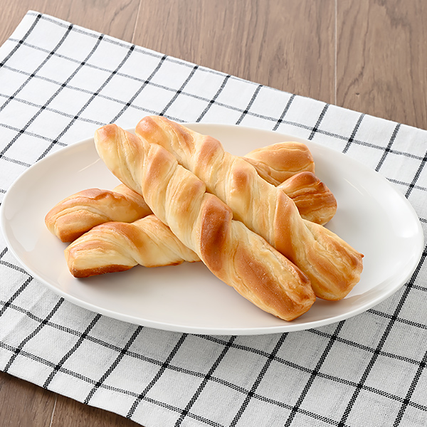 ファミリーマートのミルクツイスト4本入を比較する。税込価格：180円。牛乳入りクリームを折り込みツイスト状にして、しっとりやわらかく焼き上げた4本入りです。