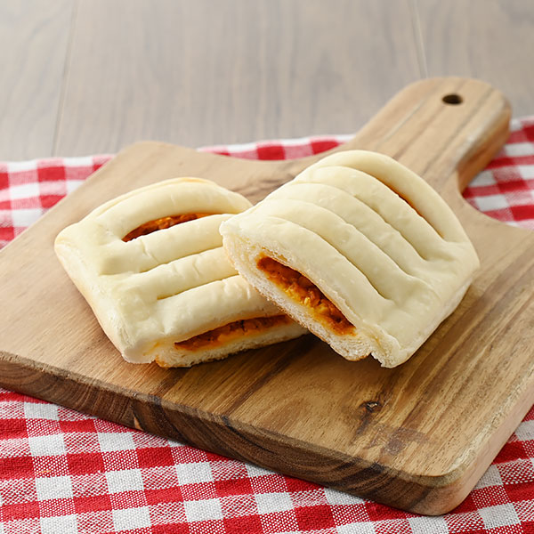 ファミリーマートのもっちパン（ミート&チーズ）を比較する。税込価格：140円。もちもちとした生地にミートソースとチーズソースを包んで焼き上げました。
