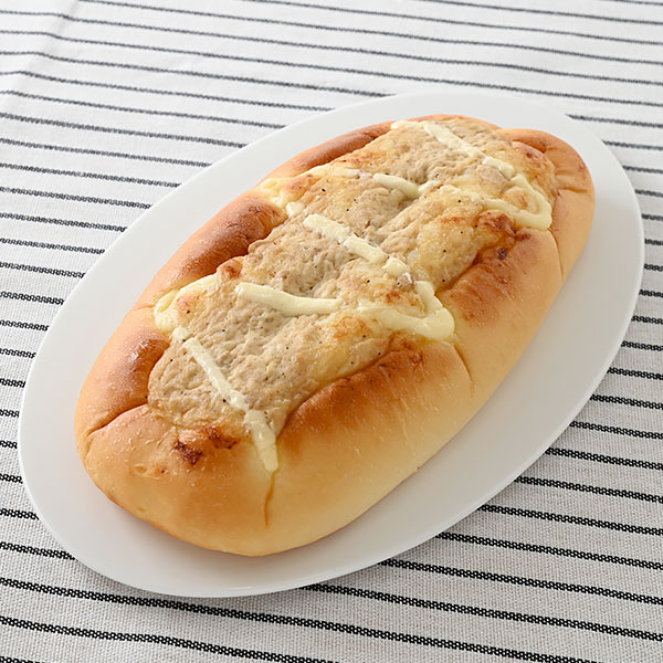 どかっとパン（和風ツナ） ファミリーマート ふんわりとした食感の生地に、醤油を隠し味に加えた和風のツナマヨネーズとドレッシングをトッピングして焼き上げた、ボリュームのある惣菜パン。
