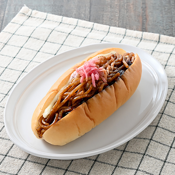 ファミリーマートの生コッペパン（焼きそば）を比較する。税込価格：185円。生クリームを加えたもちっと食感のコッペパンに、旨みを感じる濃い旨ソースを焼きそば麺に絡ませサンドしました。