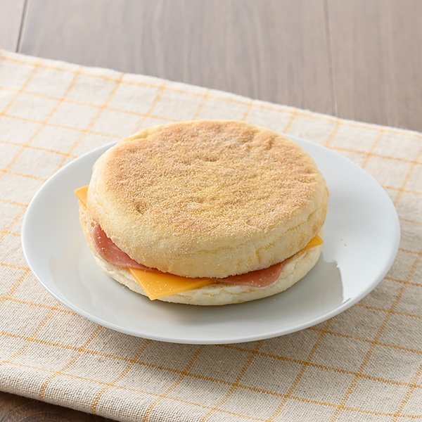 ファミリーマートのハムチーズエッグマフィンを比較する。税込価格：170円。イングリッシュマフィンにチーズ・たまごサラダ・マヨソース・ハムをサンドした惣菜パンです。