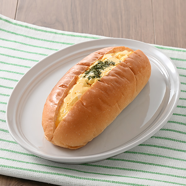 ファミリーマートの生コッペパン（たまご）を比較する。税込価格：150円。生クリームを加えたもちっと食感のコッペパンに、コクと旨みを感じるたまごフィリングをサンドしました。