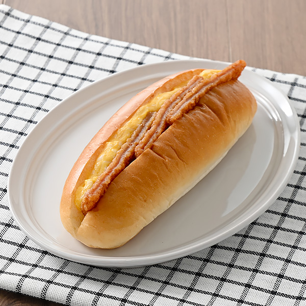 ファミリーマートの生コッペパン（ハムカツ&たまご）を比較する。税込価格：185円。生クリームを加えたもちっと食感のコッペパンに、ソースで味付けをしたハムカツとたまごサラダをサンドしました。