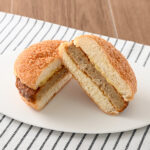 ファミリーマートのどかっと満足パン(メンチカツ)を比較する。税込価格:248円。ジューシーなメンチカツとからしマヨを揚げパンにサンドした、ボリュームのある惣菜パンです。