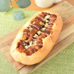 ファミリーマートのどかっとパン（テリマヨチキン）を比較する。税込価格：150円。ふんわりとした食感の生地にテリヤキソースとローストチキン、マヨネーズをトッピングして焼き上げた、ボリュームのある惣菜パンです。