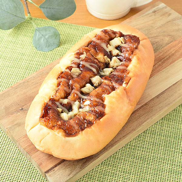 ファミリーマートのどかっとパン（テリマヨチキン）を比較する。税込価格：150円。ふんわりとした食感の生地にテリヤキソースとローストチキン、マヨネーズをトッピングして焼き上げた、ボリュームのある惣菜パンです。