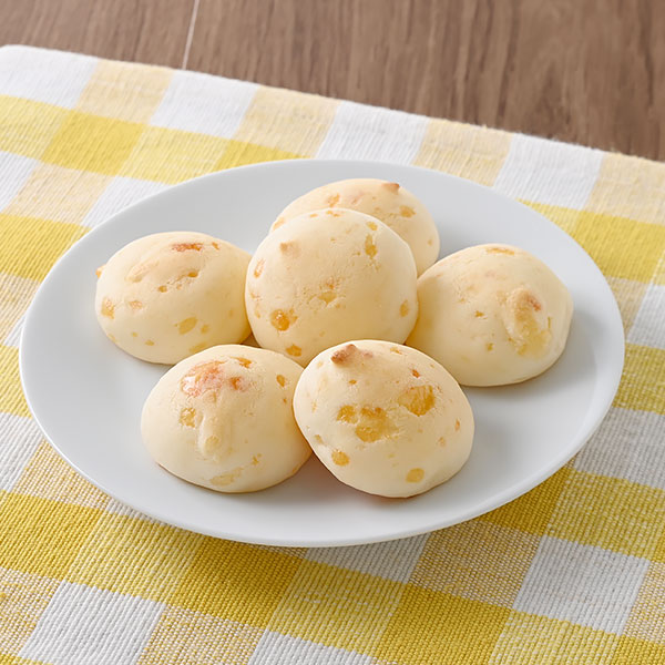 ファミリーマートのひと口もち食感チーズ6個入を比較する。税込価格：170円。ひとくちサイズのもちもちとした生地に、北海道産のナチュラルチーズを練り込み、焼き上げた惣菜パン6個入りです。