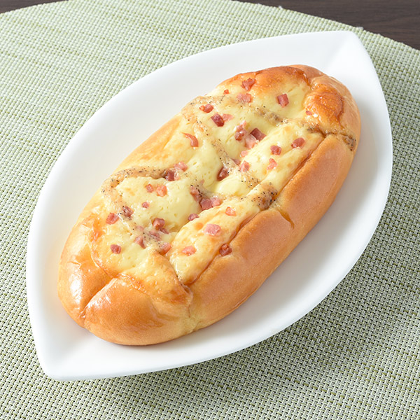 ファミリーマートのベーコンペッパーマヨ。税込価格：130円。ふんわりした生地にマヨソースをしぼり、ベーコンとほんのりガーリックのきいた黒コショウソースをトッピングした惣菜パンです。
