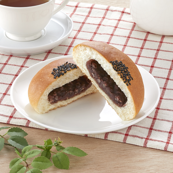 ファミリーマートの北海道産小豆のつぶあんぱんを比較する。税込価格：135円。北海道産小豆を使用した風味豊かなつぶあんを、しっとりとしたパン生地で包み焼き上げました。