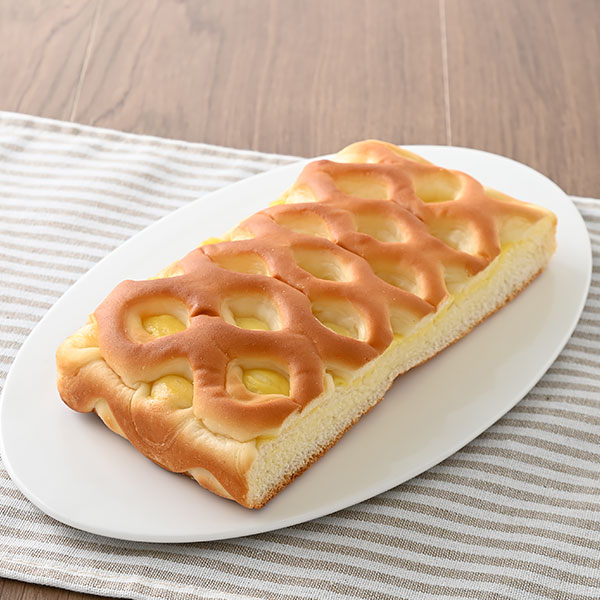 ファミリーマートのソフトなチーズクリームパンを比較する。税込価格：150円。クリームを折り込んだほんのり甘い生地に、チーズクリームを絞って焼きあげたふんわりとしたパンです。