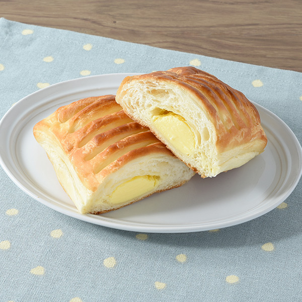 ファミリーマートのたっぷりクリームデニッシュ（北海道産牛乳入りクリーム使用）。税込価格：128円。北海道産牛乳入りのクリームをたっぷり包んで焼き上げたデニッシュです。