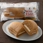 BOSS生コッペパン（ダブルカフェラテ） ファミリーマート 生クリーム入りのしっとりとしたコーヒー風味のコッペパンに、サントリー「クラフトボス」をイメージしたカフェラテクリームとカフェラテホイップをサンドした商品。