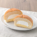 ファミリーマートのも～っちり食感クリームパンを比較する。税込価格：160円。も～っちり食感の生地でなめらかなカスタードクリームを包んで焼き上げ、さらにすっきりとした味わいのミルクホイップを入れました。