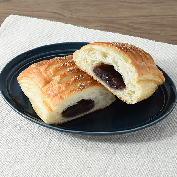 ファミリーマートのたっぷりつぶあんデニッシュ。税込価格：128円。デニッシュ生地に、つぶあんをたっぷり包んで焼き上げました。