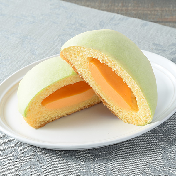 ファミリーマートの北海道メロンパン。税込価格：135円。ふんわりもちっとした食感の生地で、北海道産メロンの果汁入りクリームを包んで焼き上げました。