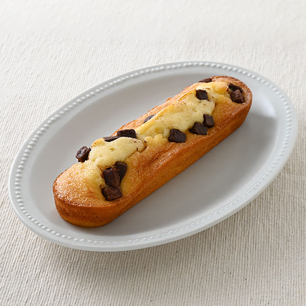 ファミリーマートのしっとりケーキ（チョコ）を比較する。税込価格：155円。しっとり食感のケーキ生地に、ダイスチョコをのせて焼き上げました。