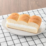 ファミリーマートの【関東の一部・東海】たっぷりホイップ牛乳パン。税込価格：158円。信州産牛乳を使用したパン生地に、信州産牛乳入りのホイップクリームをサンドしました。