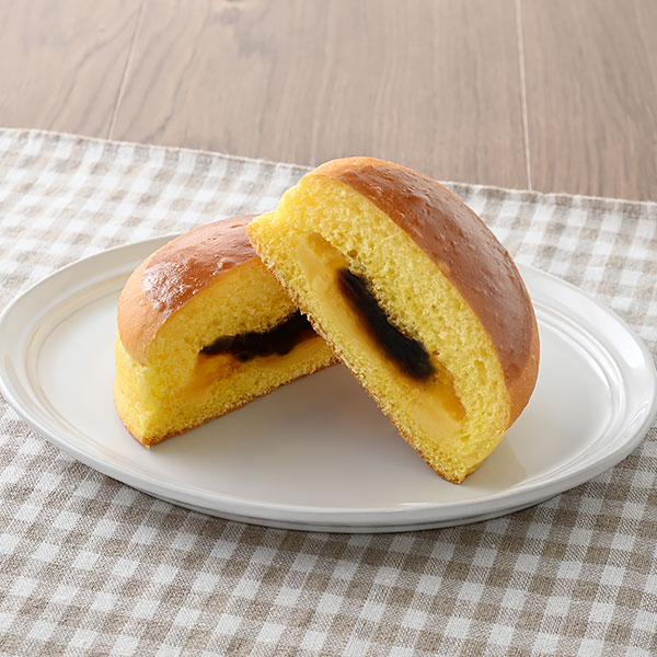 ファミリーマートのプリンみたいなパン。税込価格：130円。カスタードクリームとカラメル風味のソースを入れた、見た目も味もプリンのようなパンです。