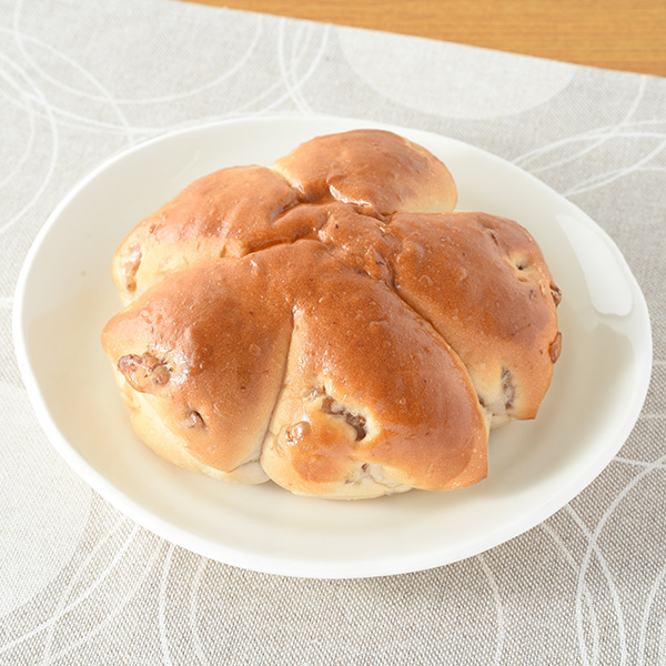 ファミリーマートのもちもちくるみパンを比較する。税込価格：138円。もちもちとした食感のほんのりと甘みのあるパン生地に、くるみを入れて焼き上げました。