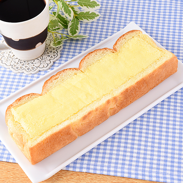 ファミリーマートのちぎれるシュガーマーガリンのパン（北海道産バター入りマーガリン使用）。税込価格：130円。ふんわりと焼き上げたパンに、くちどけの良い北海道産バター入りマーガリンとシュガーをトッピングしました。