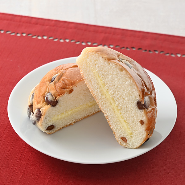 ファミリーマートの【東海・北陸】金時豆パン（マーガリンサンド）。税込価格：150円。北海道産金時豆入りのほんのりバター香るパンに、マーガリンをサンドしました。