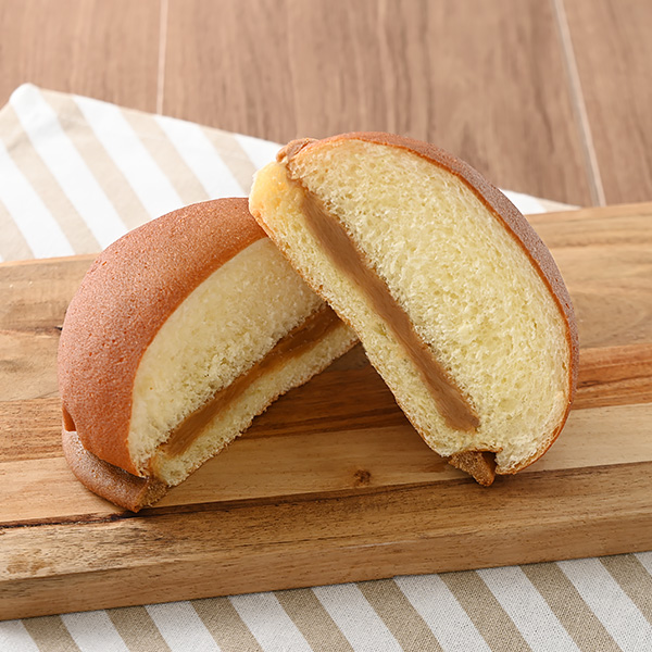 ファミリーマートのふんわりブールパン（コーヒー）。税込価格：138円。コーヒーカステラ生地をかけて焼き上げたブールパンに、コーヒークリームをサンドしました。
