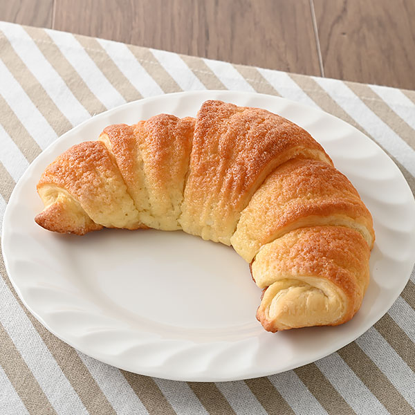 ファミリーマートの焦がしバターのクロワッサン。税込価格：135円。バター入りマーガリンを折り込んだデニッシュ生地とローストバター風味のアーモンドビスケット生地を合わせて、バターの風味豊かに焼き上げました。