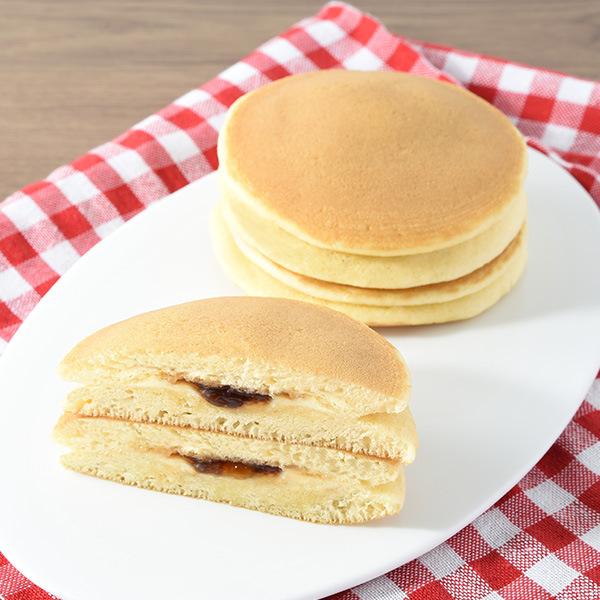 ファミリーマートのふんわりホットケーキ（メープル&マーガリン）2個。税込価格：138円。ふんわりとした食感のホットケーキにメープルシロップ入りソースとマーガリンをはさみました。